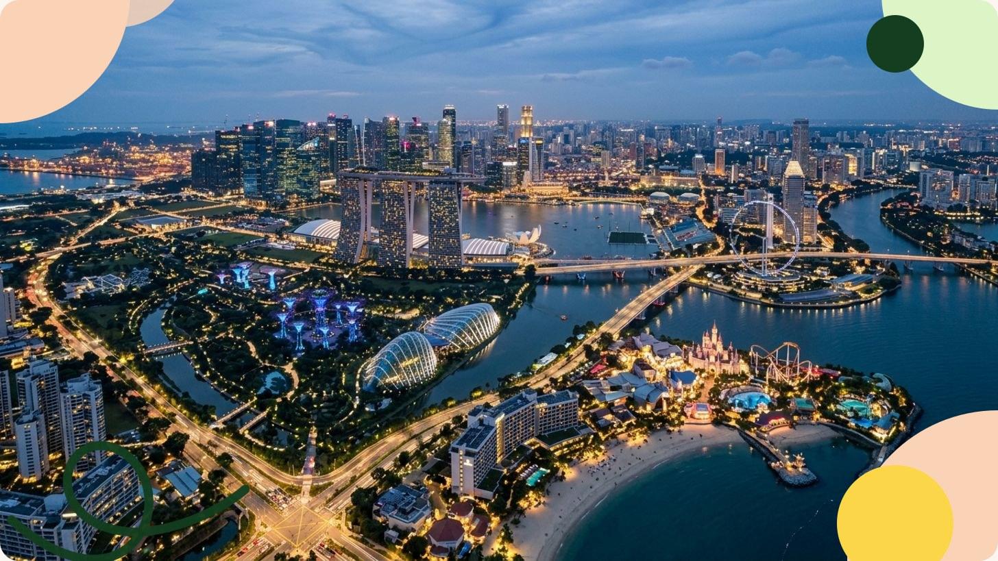 Luftaufnahme des Marina Bay Sands Komplexes in Singapur mit drei Türmen, die durch eine Plattform über der Bucht verbunden sind