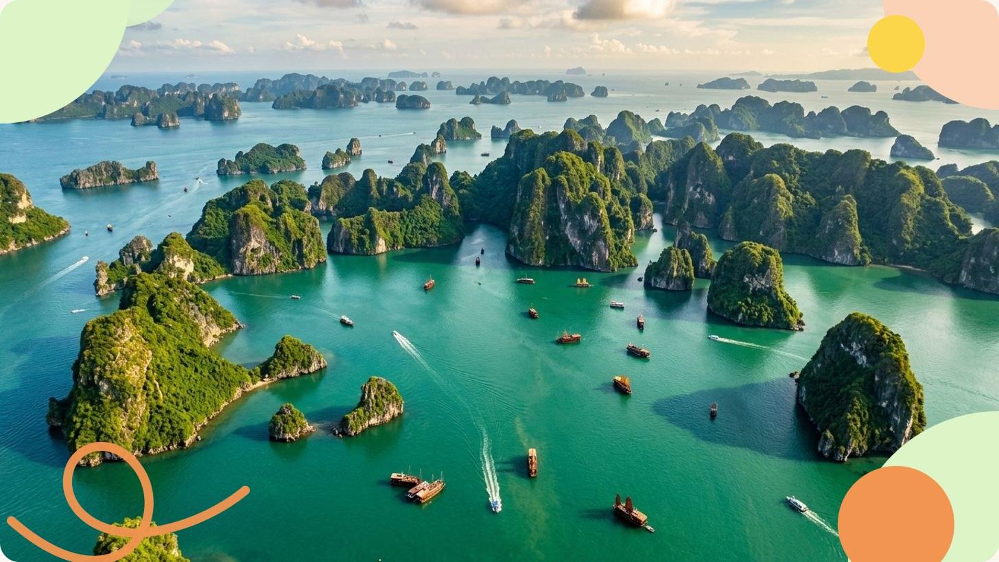Bahía tropical en Vietnam con formaciones kársticas calcáreas, vegetación exuberante y juncas tradicionales