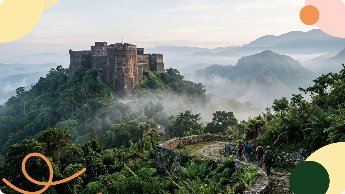 Fortezza storica haitiana arroccata su uno sperone roccioso circondata da fitta vegetazione tropicale sotto un cielo sereno