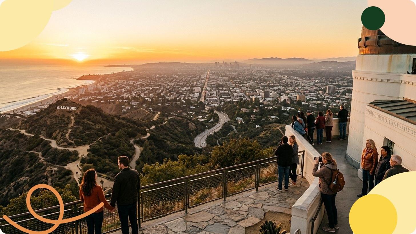 Panoramablick auf die beleuchteten Wolkenkratzer von Los Angeles im Abendrot, aufgenommen von den Hügeln der Stadt