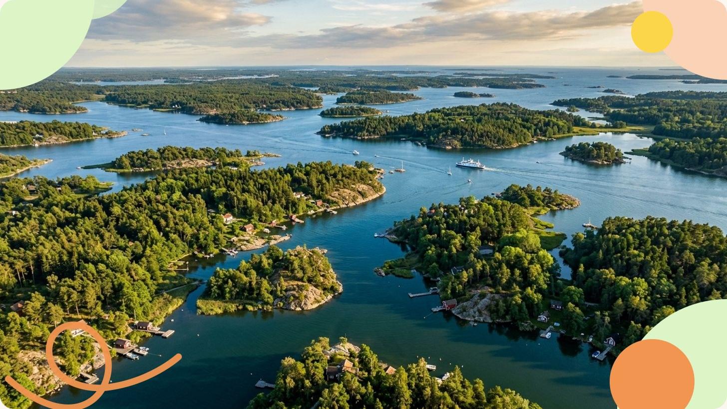 Vue panoramique de Gamla Stan, vieille ville médiévale de Stockholm, avec ses toits rouges et l'eau qui l'entoure au coucher de soleil