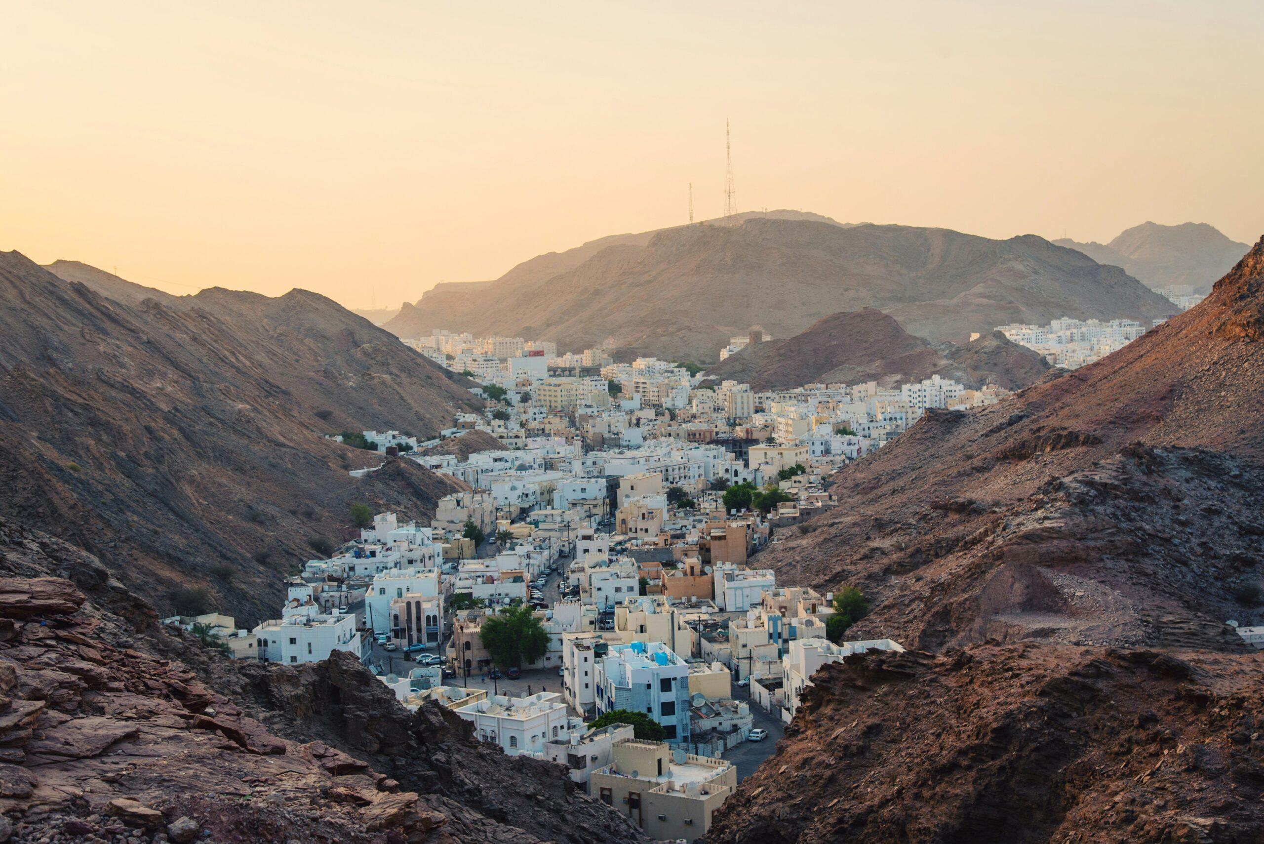 Souk de Mutrah et forts portugais Jalali et Mirani encadrant le palais Al Alam, Mascate, Oman