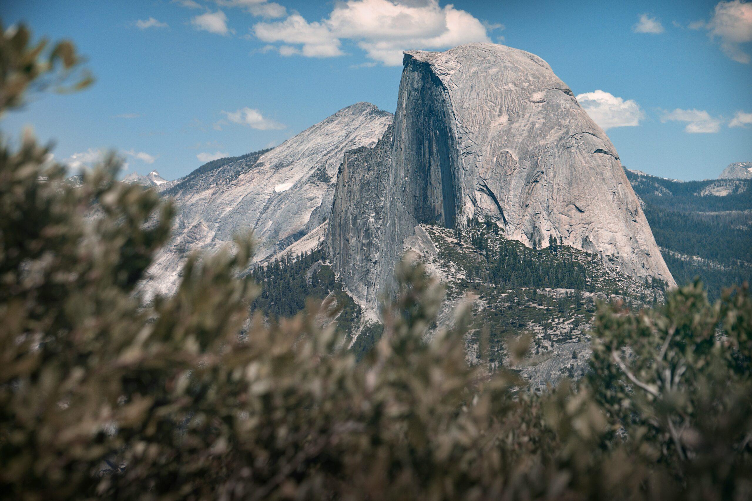 El Capitan, imposant monolithe de granit de la Yosemite Valley en Californie, sous un ciel bleu