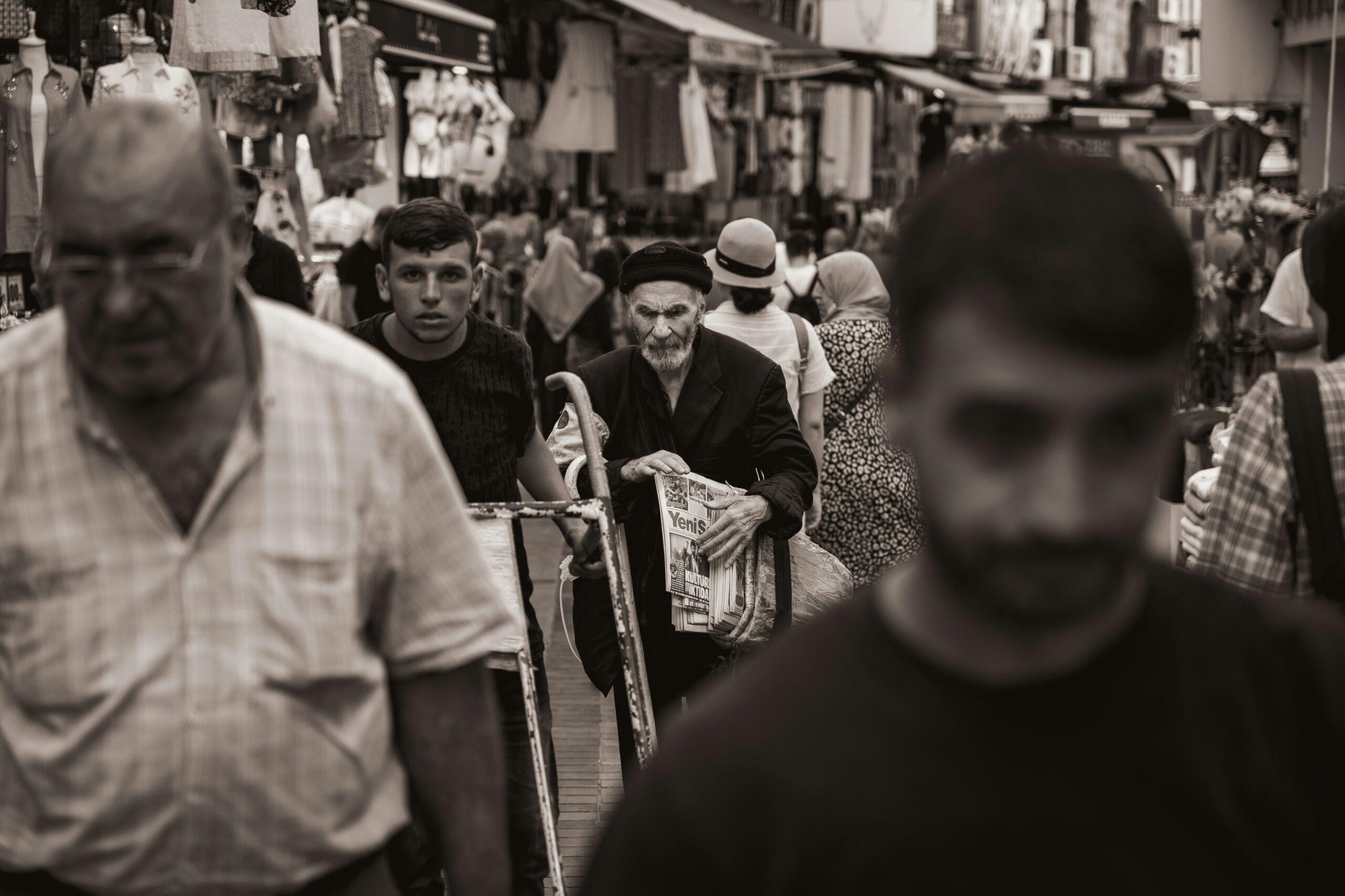 Allées couvertes du Grand Bazar d’Istanbul avec lanternes, tapis et bijoux ottomans