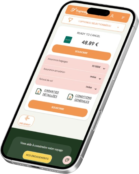 Voyageur qui compare des offres d’assurance voyage en ligne sur son smartphone avant de partir