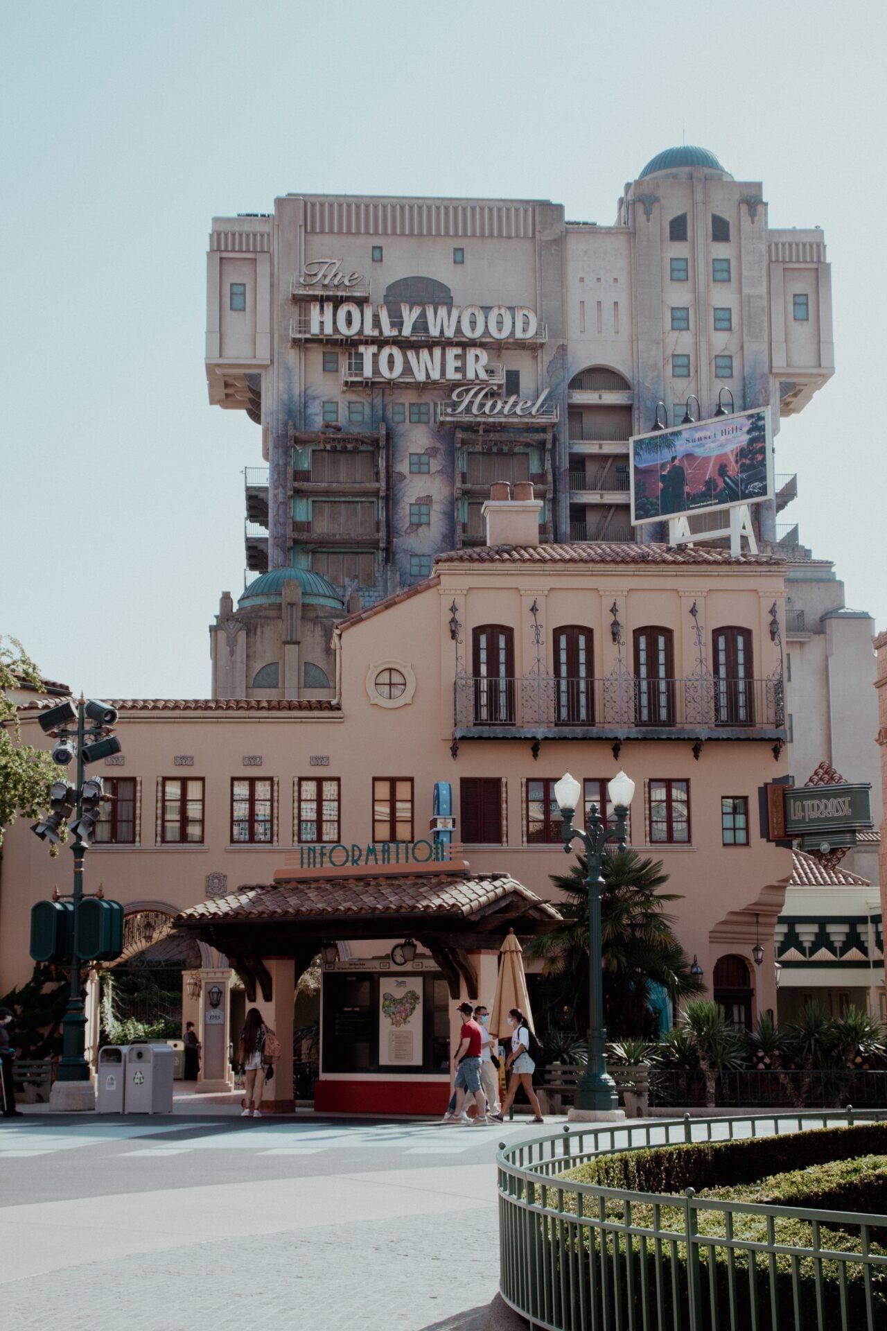L’hôtel Hollywood Tower avec son architecture Art déco rose, ses tourelles et son enseigne emblématique dans un parc à thème
