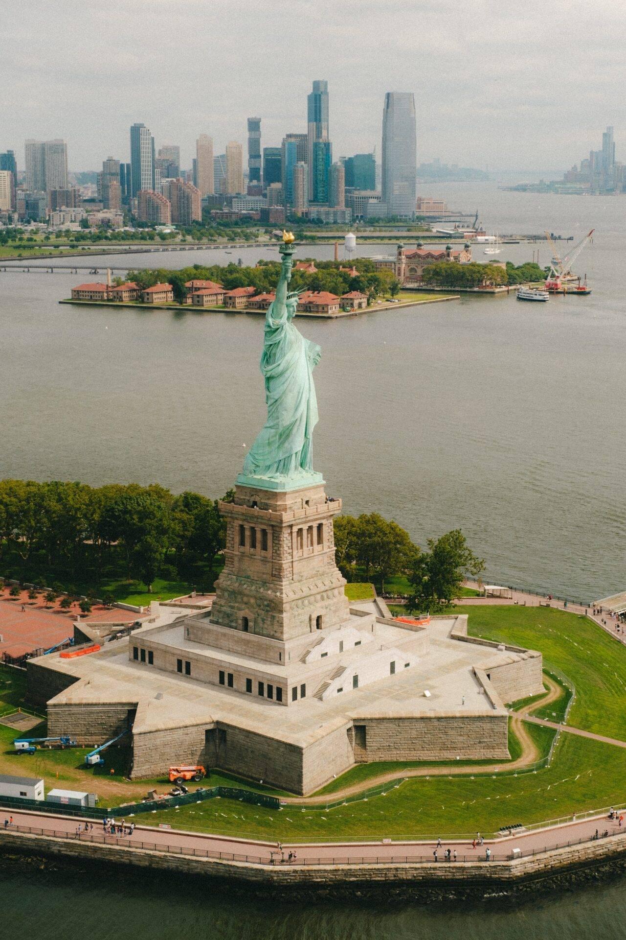 La Statue de la Liberté sur son île avec Manhattan et ses gratte-ciel en arrière-plan