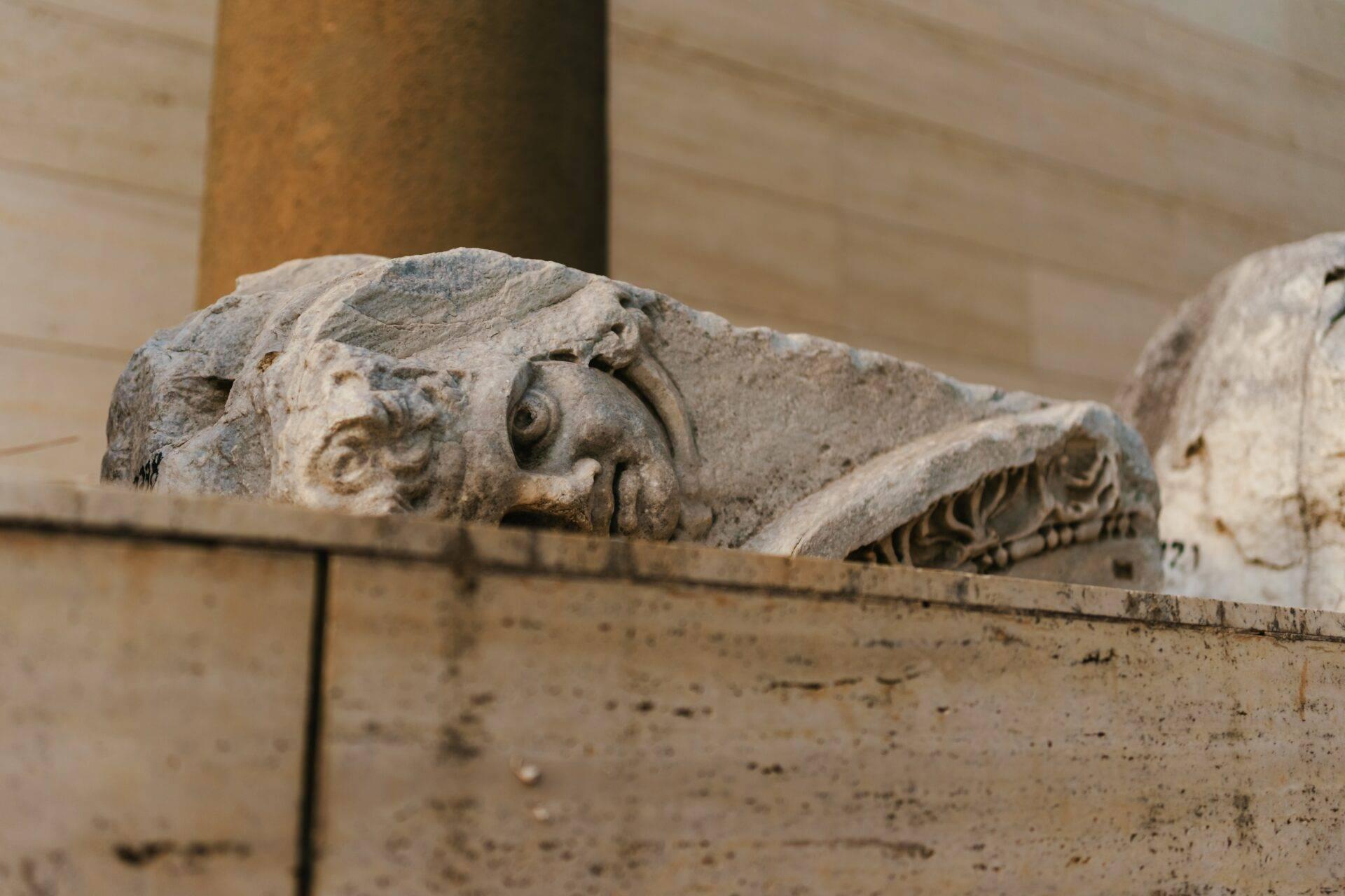Détail de sculptures ornementales en pierre sur une frise architecturale d’un bâtiment historique