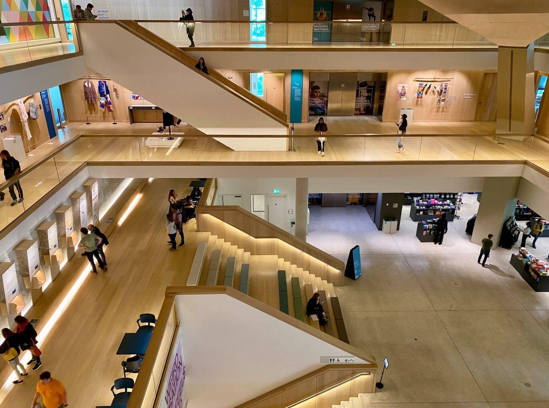 Vue aérienne d’un bâtiment culturel moderne aux multiples étages avec escaliers, circulation fluide et espaces d’exposition bien éclairés