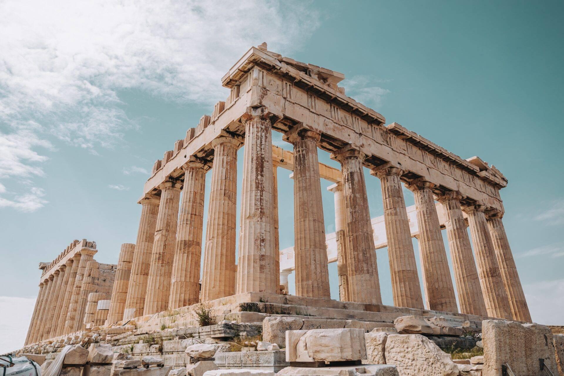 Les ruines d’un ancien temple grec avec ses colonnes doriques debout sous un ciel bleu dégagé