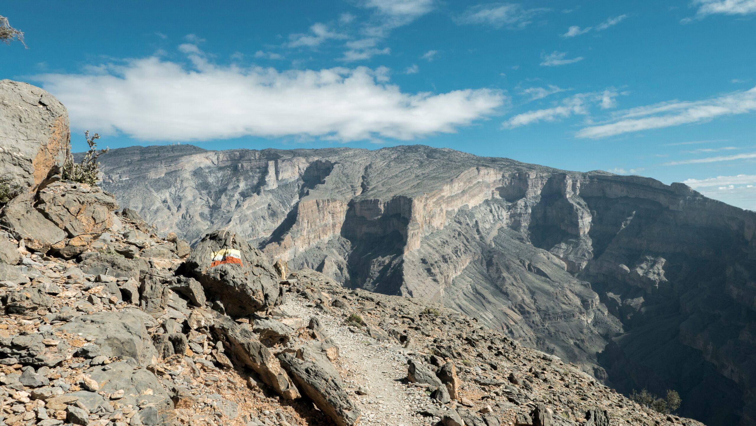 Terrasses cultivées de grenades et roseraies en fleurs sur le plateau du Jebel Akhdar, chaîne des monts Hajar, Oman
