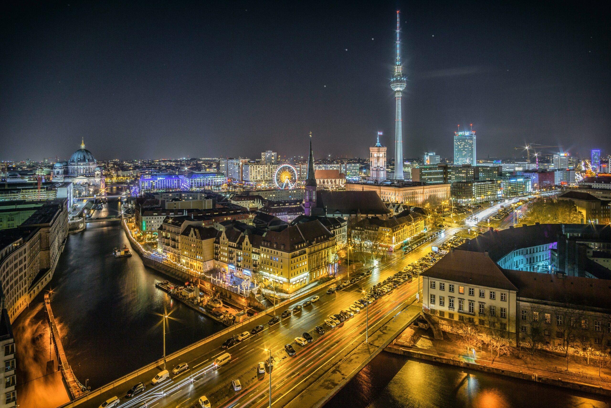 Feu d’artifice du Nouvel An à Berlin illuminant la Porte de Brandebourg et la foule rassemblée sur le Strasse des 17. Juni