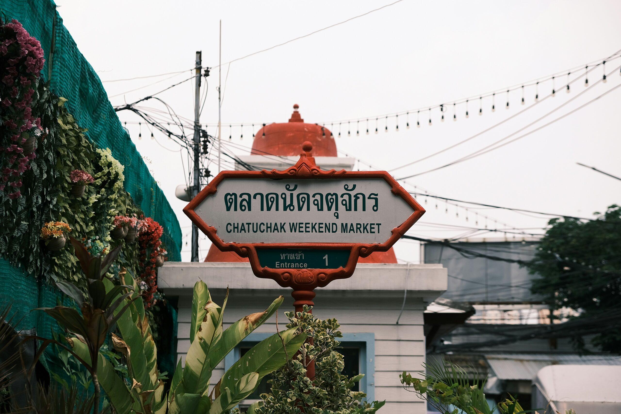 Allées animées du marché de Chatuchak à Bangkok avec vendeurs et stands de rue thaïlandais