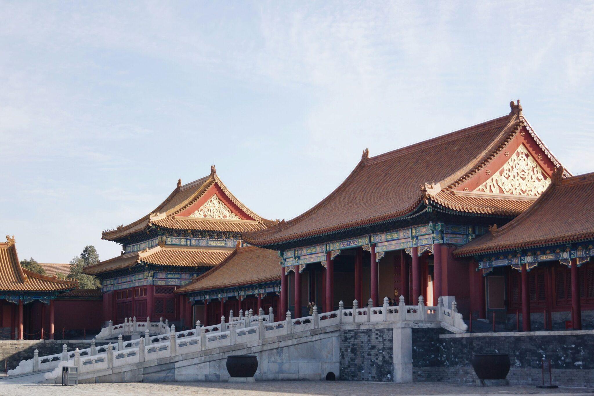 Architecture traditionnelle chinoise avec toits dorés, bâtiments rouges et balustrade de marbre blanc