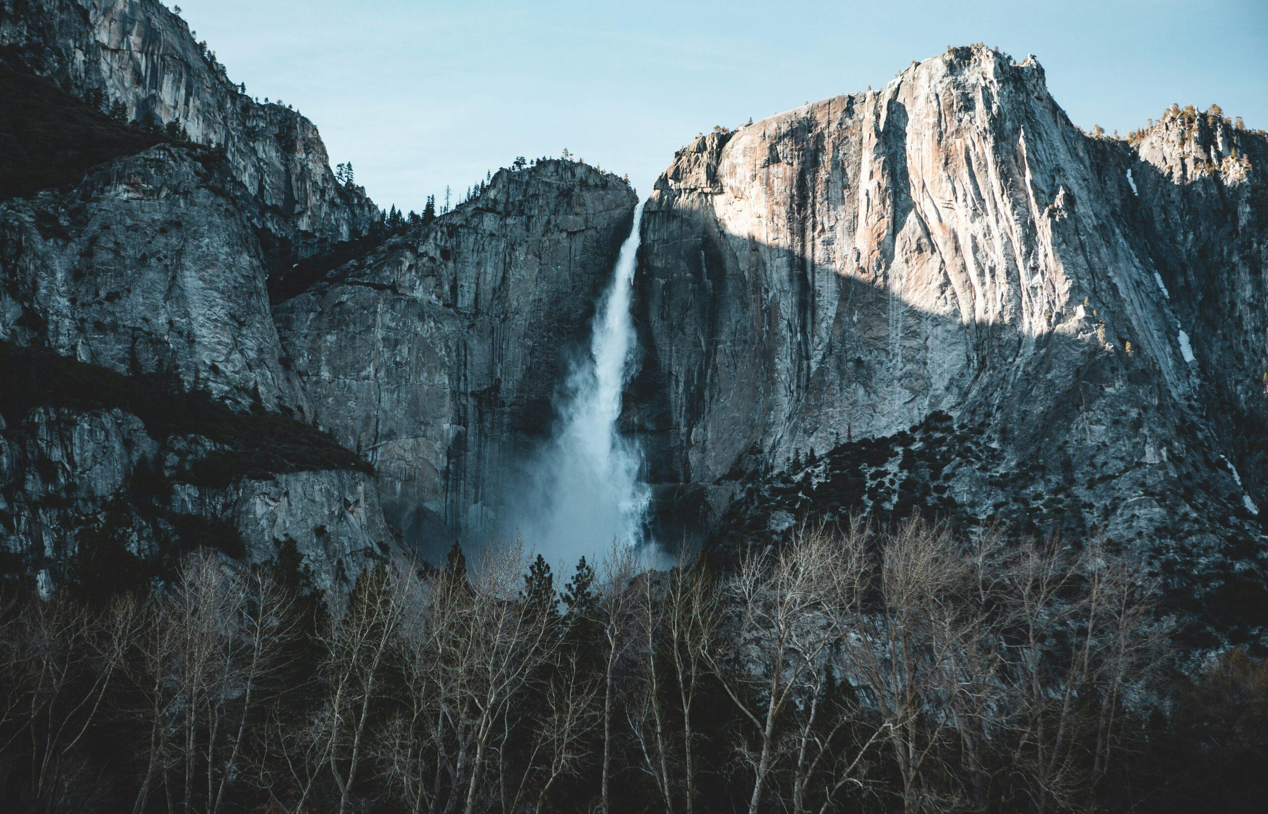 Yosemite Falls, l’une des plus hautes chutes d’eau d’Amérique du Nord, entourée de pins et de falaises