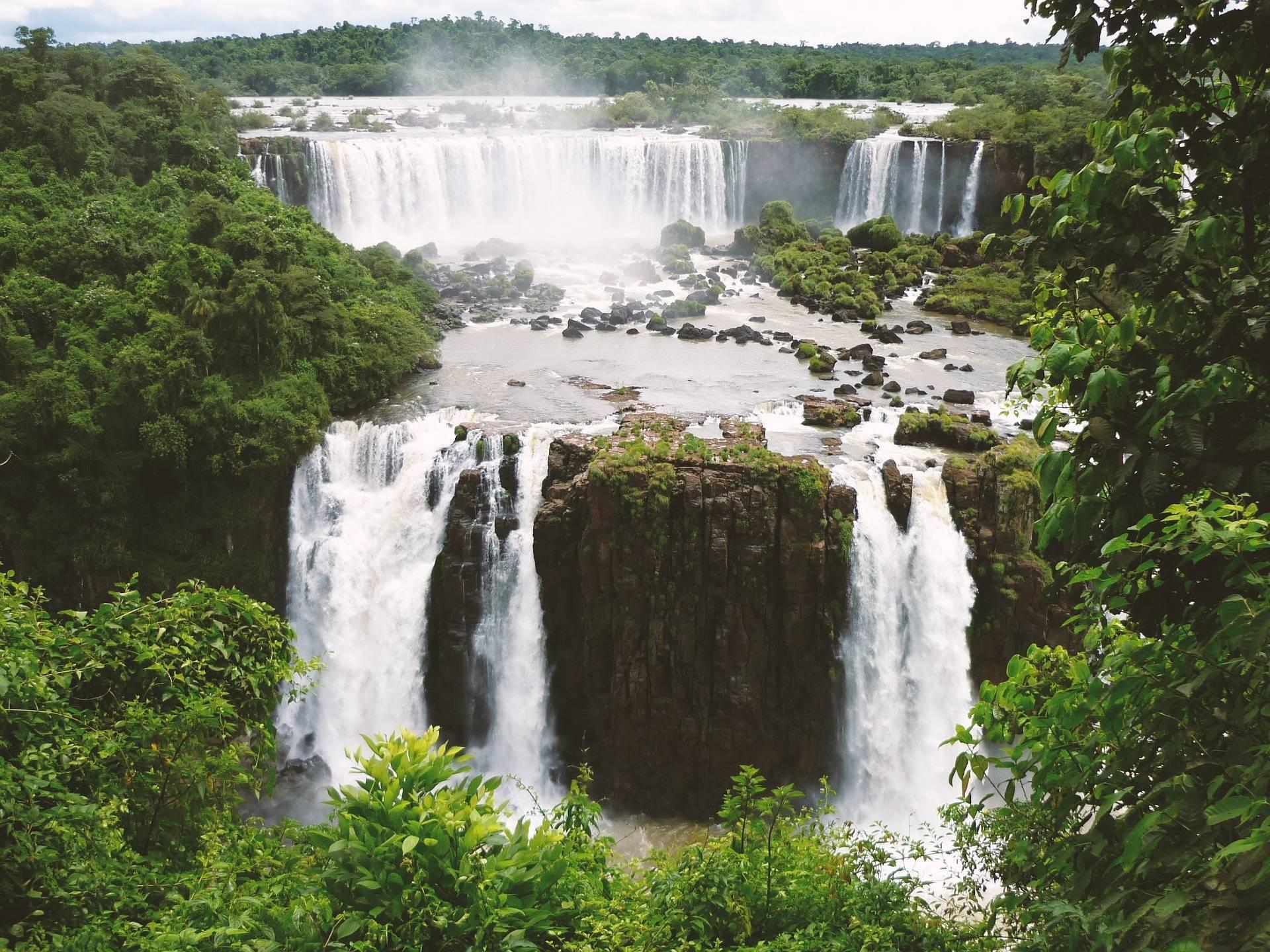 Cascades spectaculaires d’Iguazu avec forêt tropicale luxuriante encadrant les chutes d’eau majestueuses