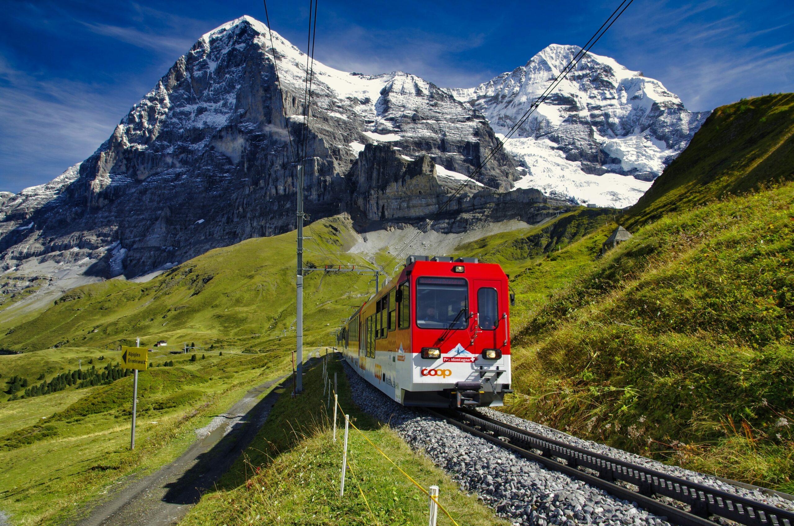 Glacier Express traversant un pont de pierre au-dessus d’une gorge alpine en Suisse