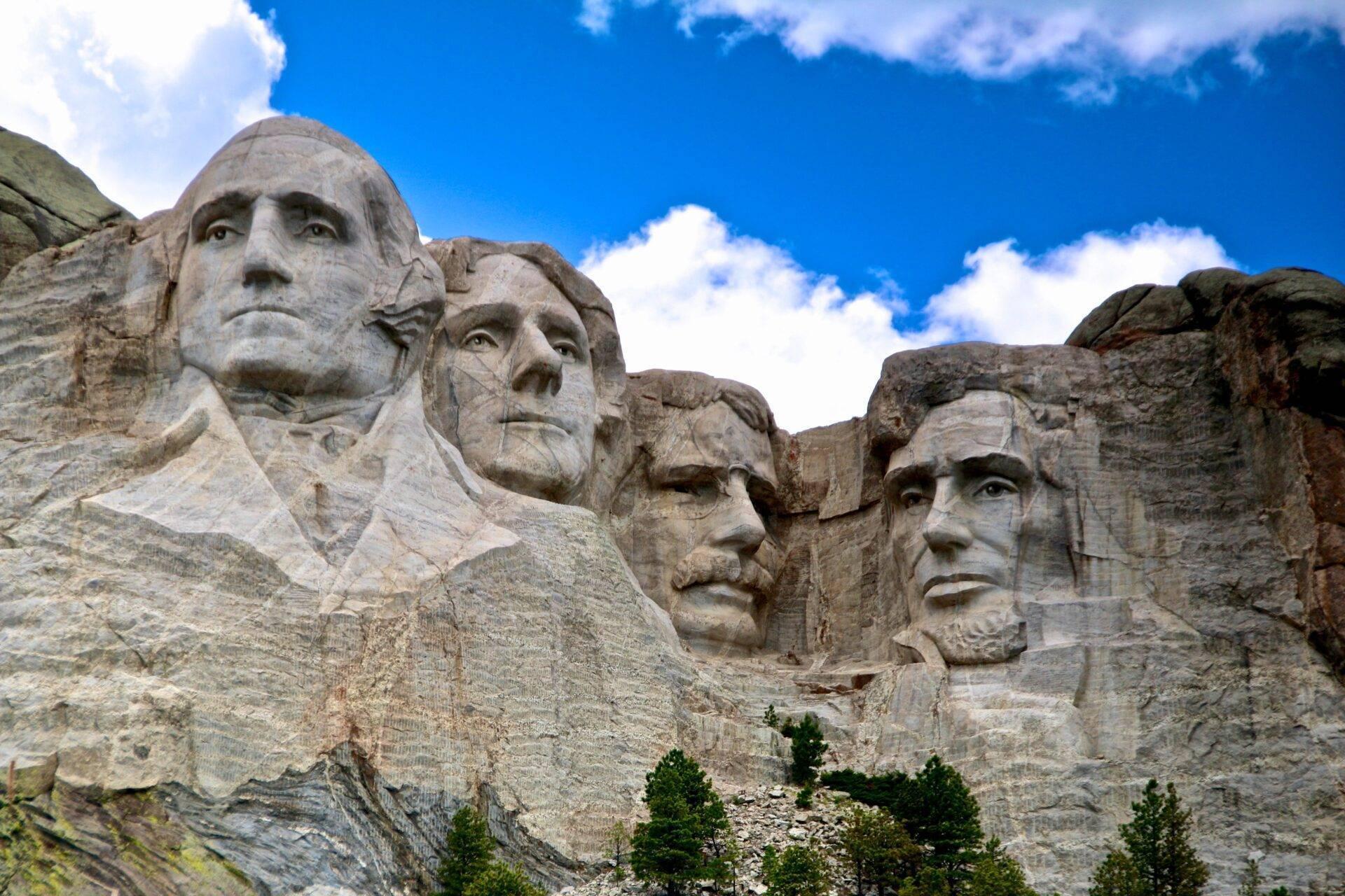 Les quatre visages sculptés du Mont Rushmore dans les montagnes du Dakota du Sud sous un ciel bleu