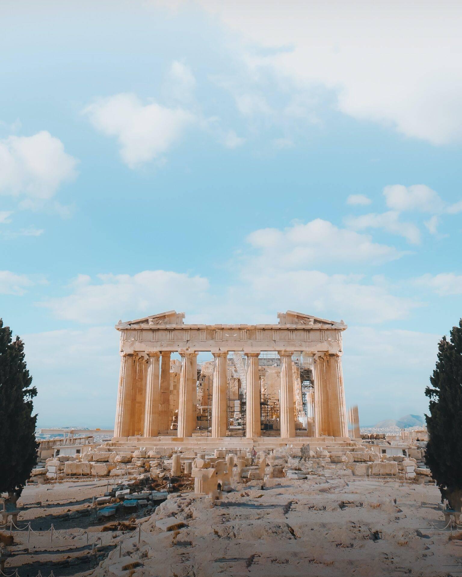 Un temple antique aux colonnes dorées se dresse sous un ciel bleu nuageux, entouré de ruines