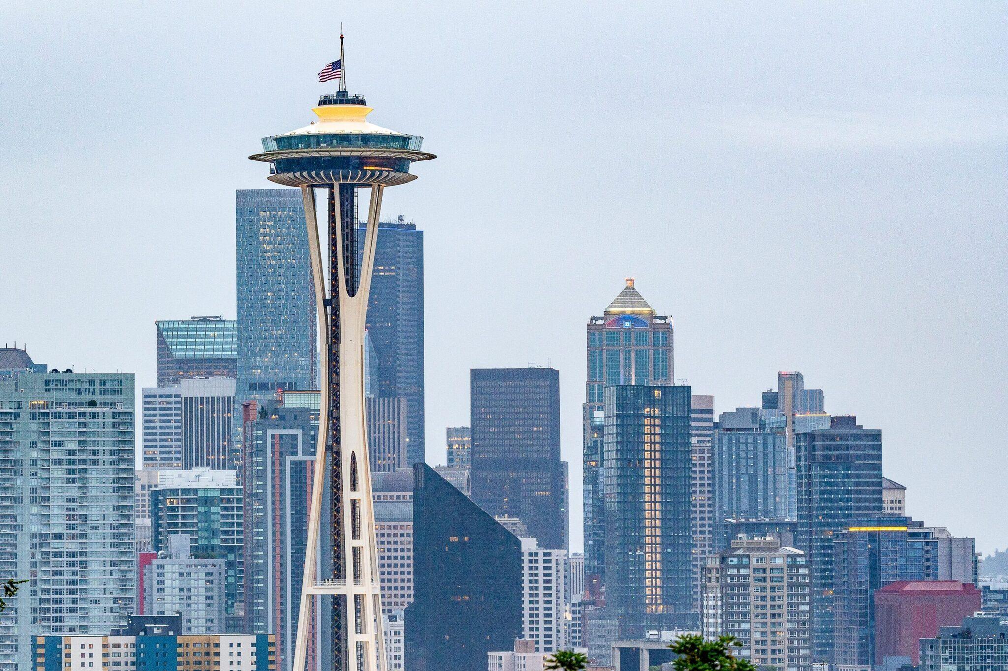 La Space Needle domine le skyline urbain d’une grande ville américaine avec ses gratte-ciel modernes