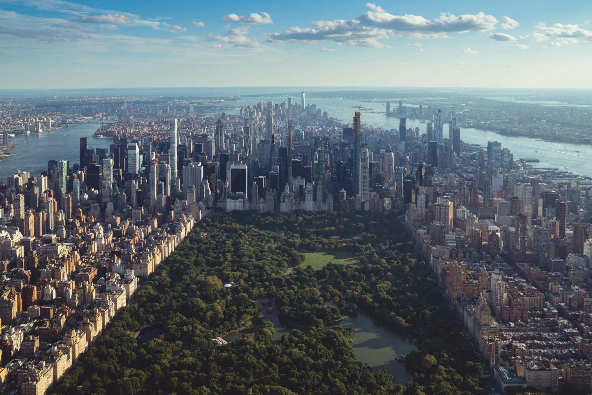 Vue aérienne de Manhattan avec ses gratte-ciel, Central Park au centre et les cours d’eau environnants