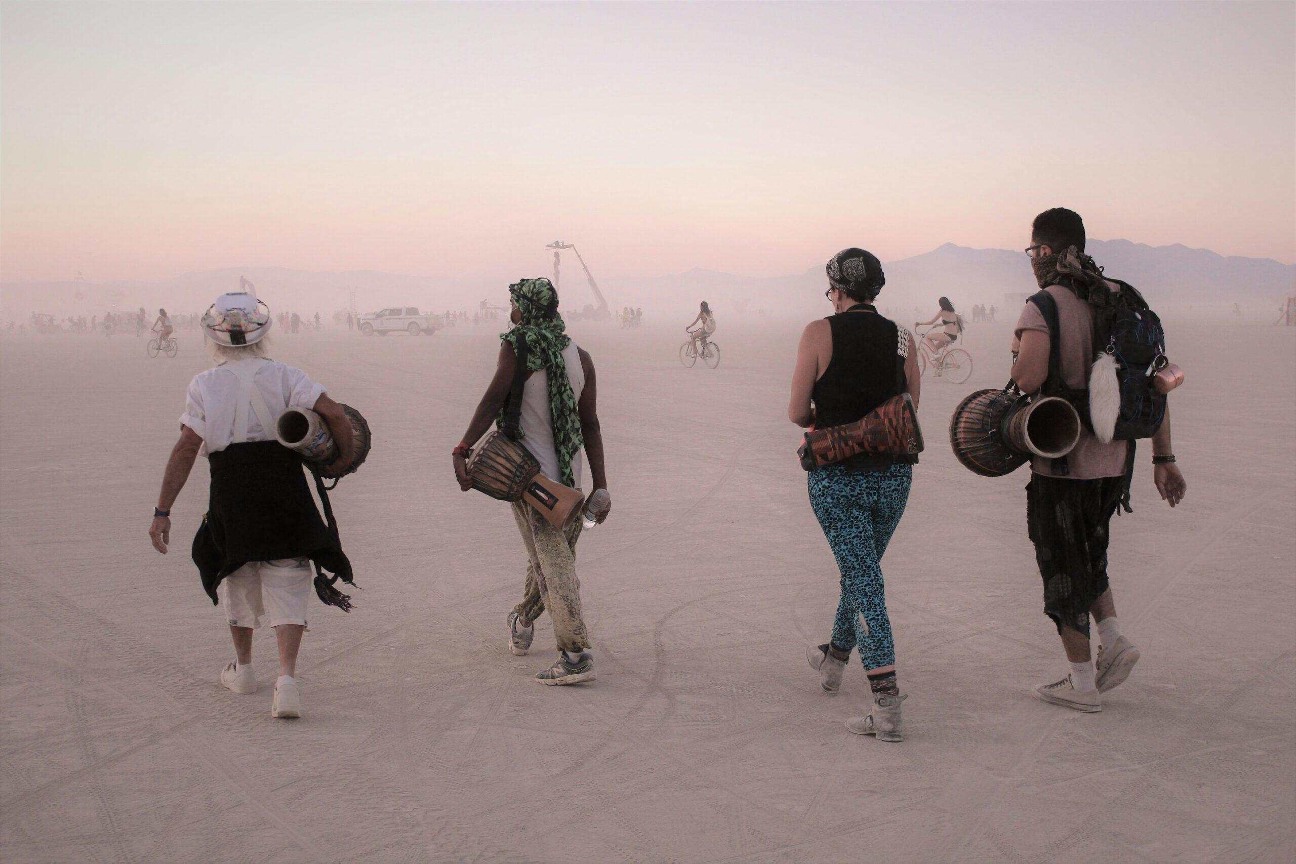 Installations artistiques monumentales illuminées au coucher du soleil lors du festival Burning Man dans le désert du Nevada