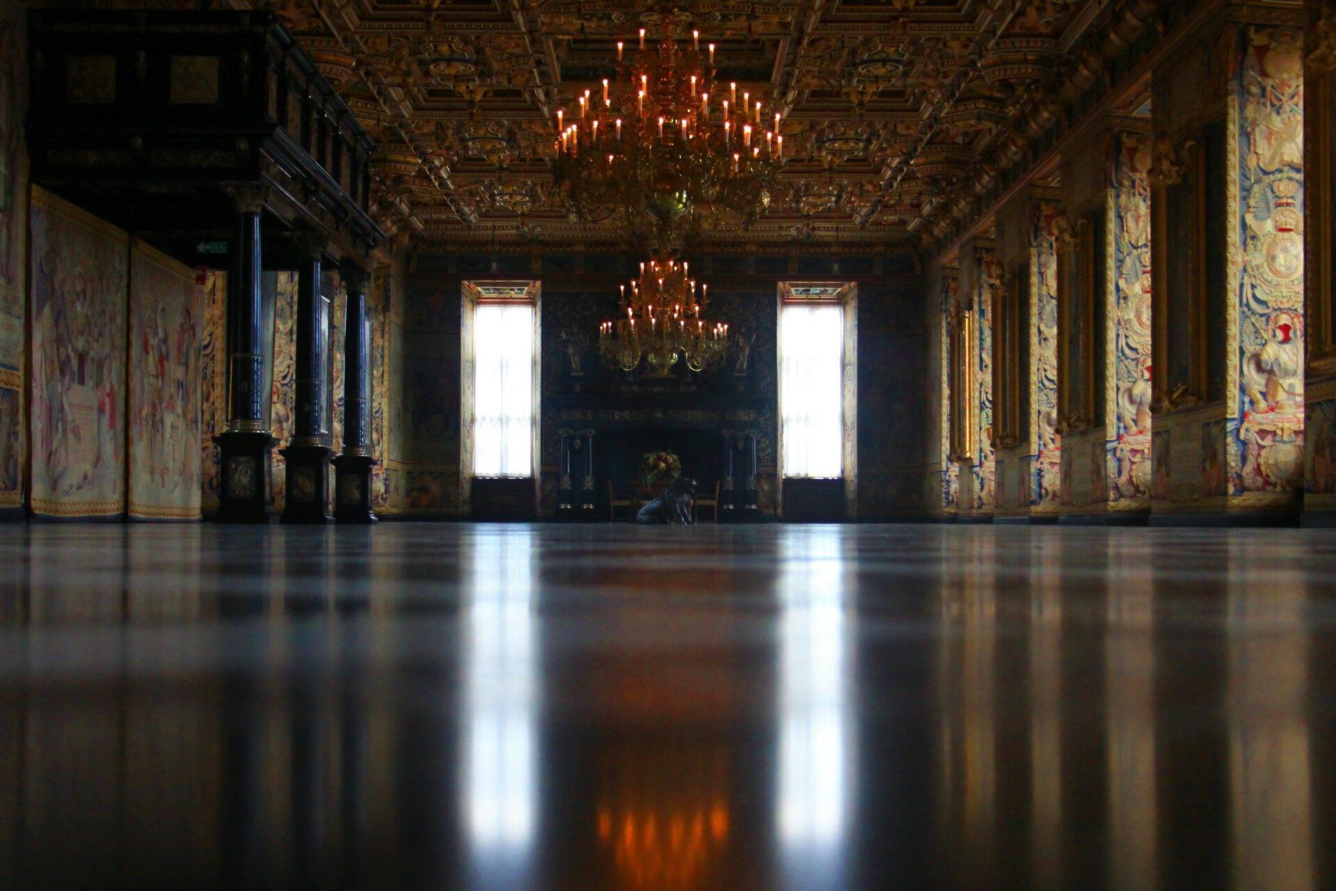 Salle de palais ornée de dorures avec plafond richement décorés et lustres, symbole de l’architecture royale danoise