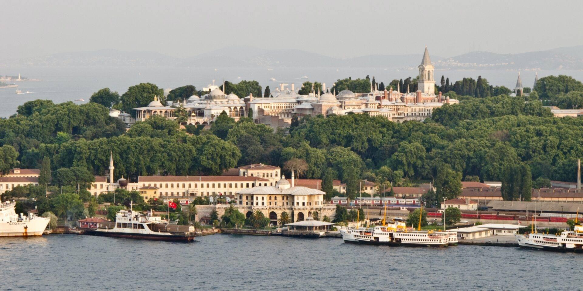 Vue panoramique d’un palais ottoman sur les rives du détroit, entouré de verdure et de monuments historiques