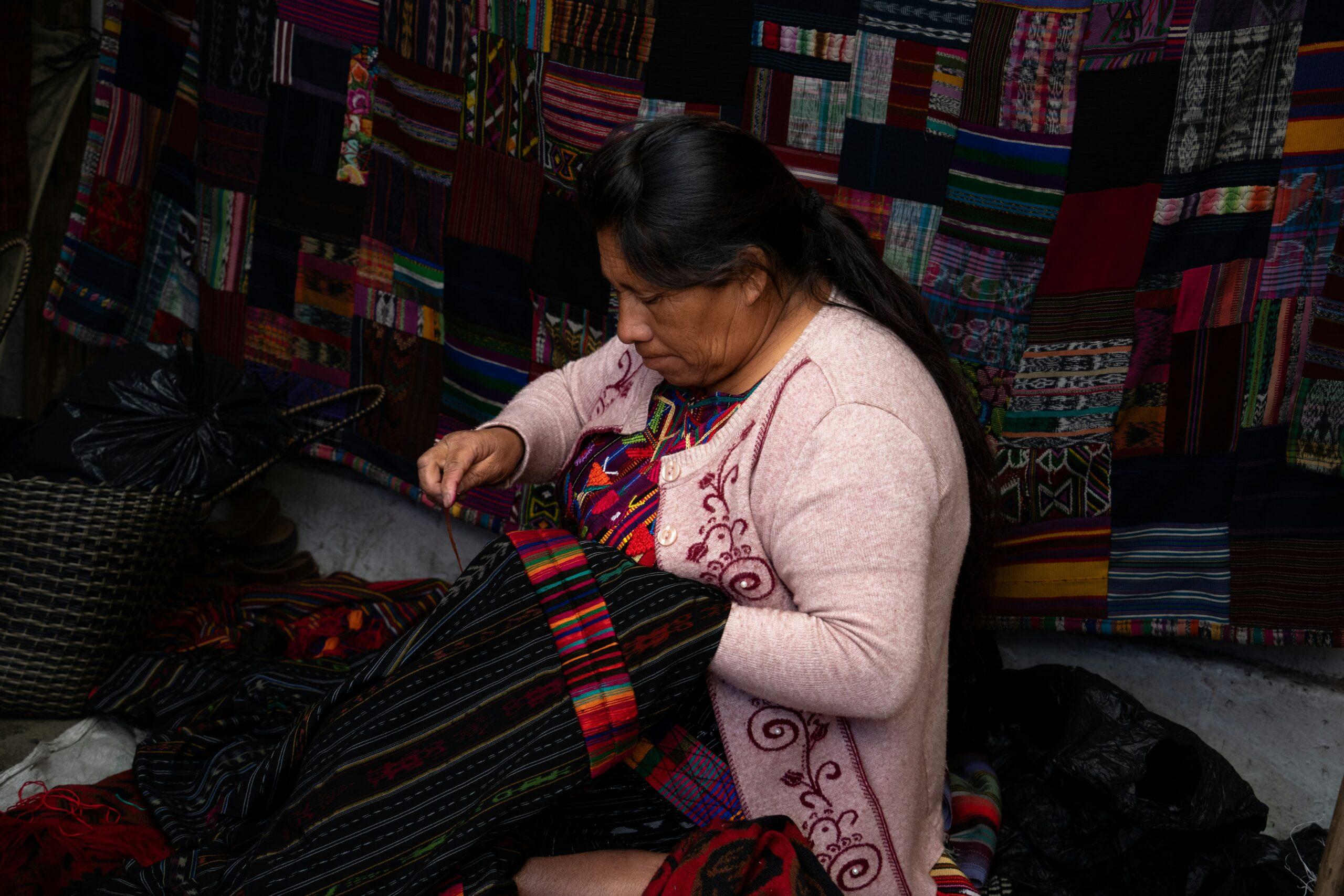 Textiles mayas colorés et masques artisanaux au marché traditionnel de Chichicastenango au Guatemala