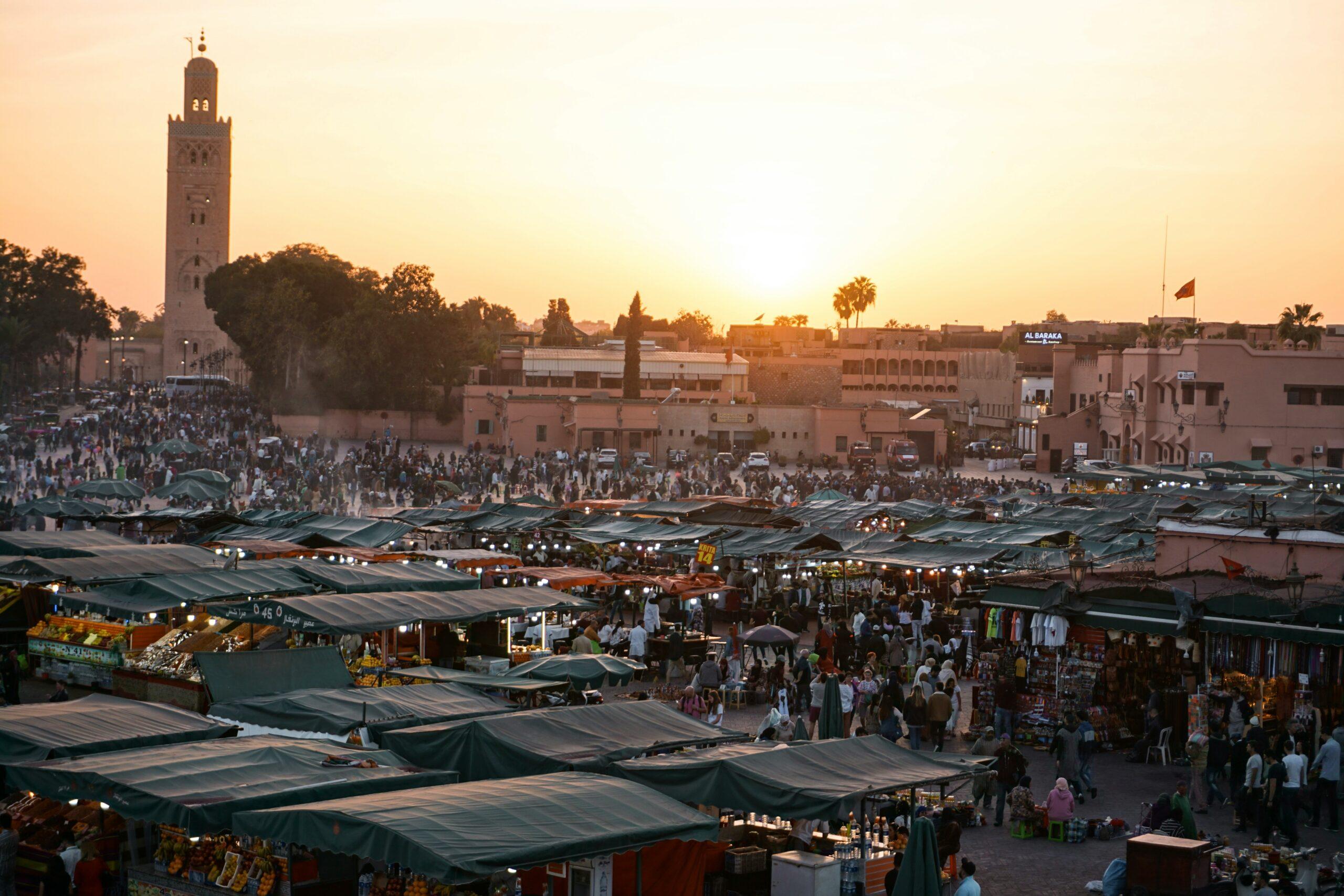 Étal d’épices dans les souks de Marrakech avec safran, cumin, paprika et herbes aromatiques
