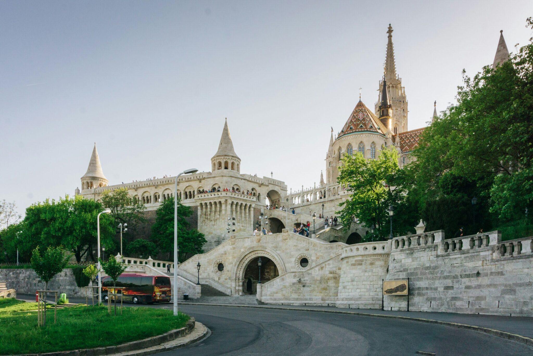 Vue du Château de Fisherman’s Bastion à Budapest avec ses tours blanches en pierre et son architecture gothique
