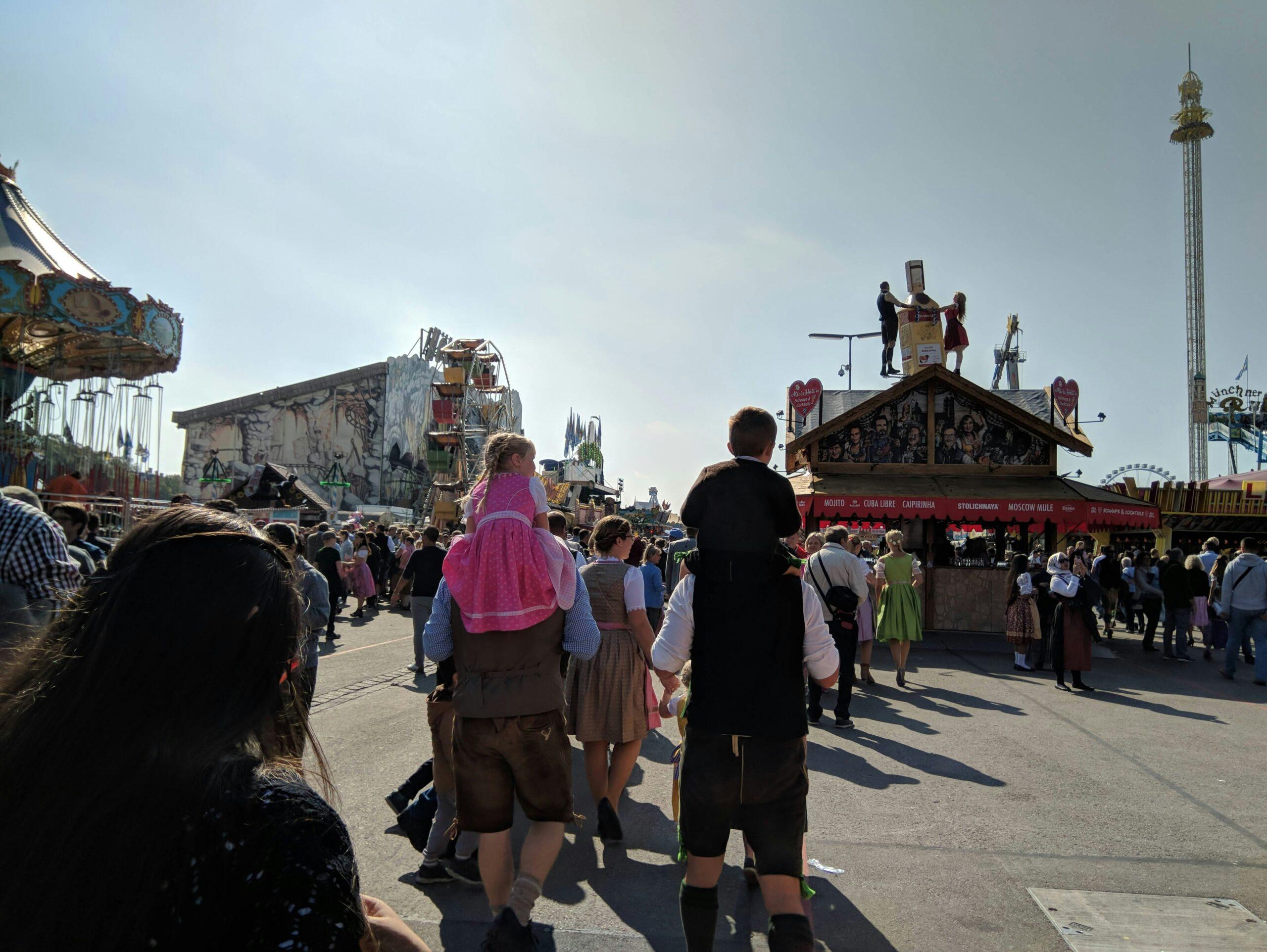 Tentes festives de l’Oktoberfest à Munich avec chopes de bière et costumes bavarois traditionnels