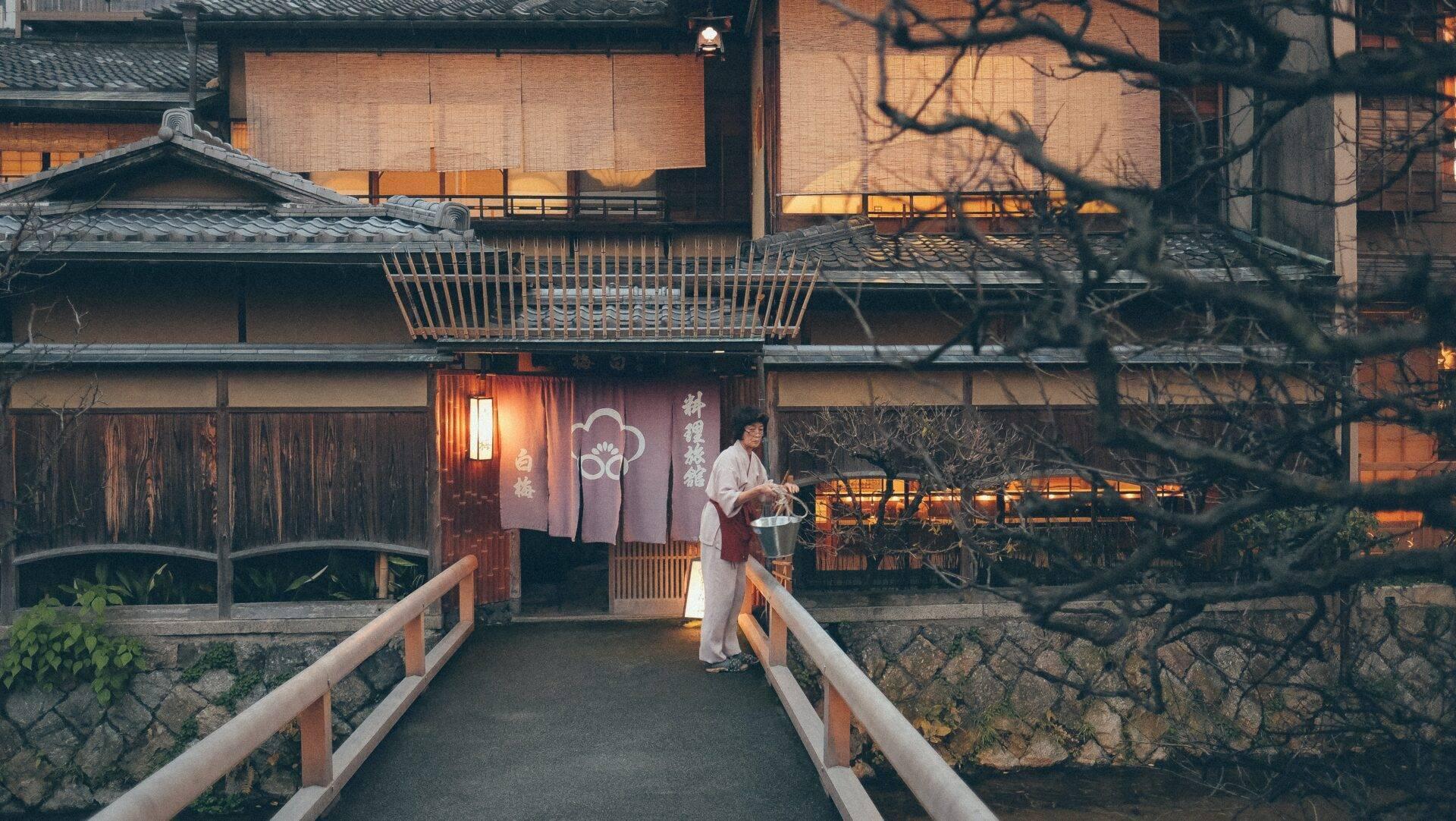 Famille japonaise effectuant le grand nettoyage rituel Osoji avant le Nouvel An pour purifier la maison de ses énergies négatives