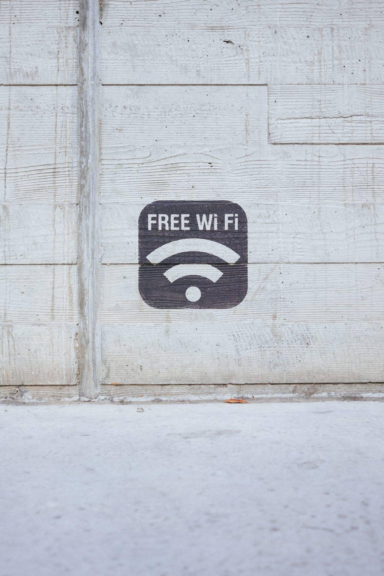 Carte de l’application WiFi Map montrant des hotspots WiFi disponibles dans une ville étrangère