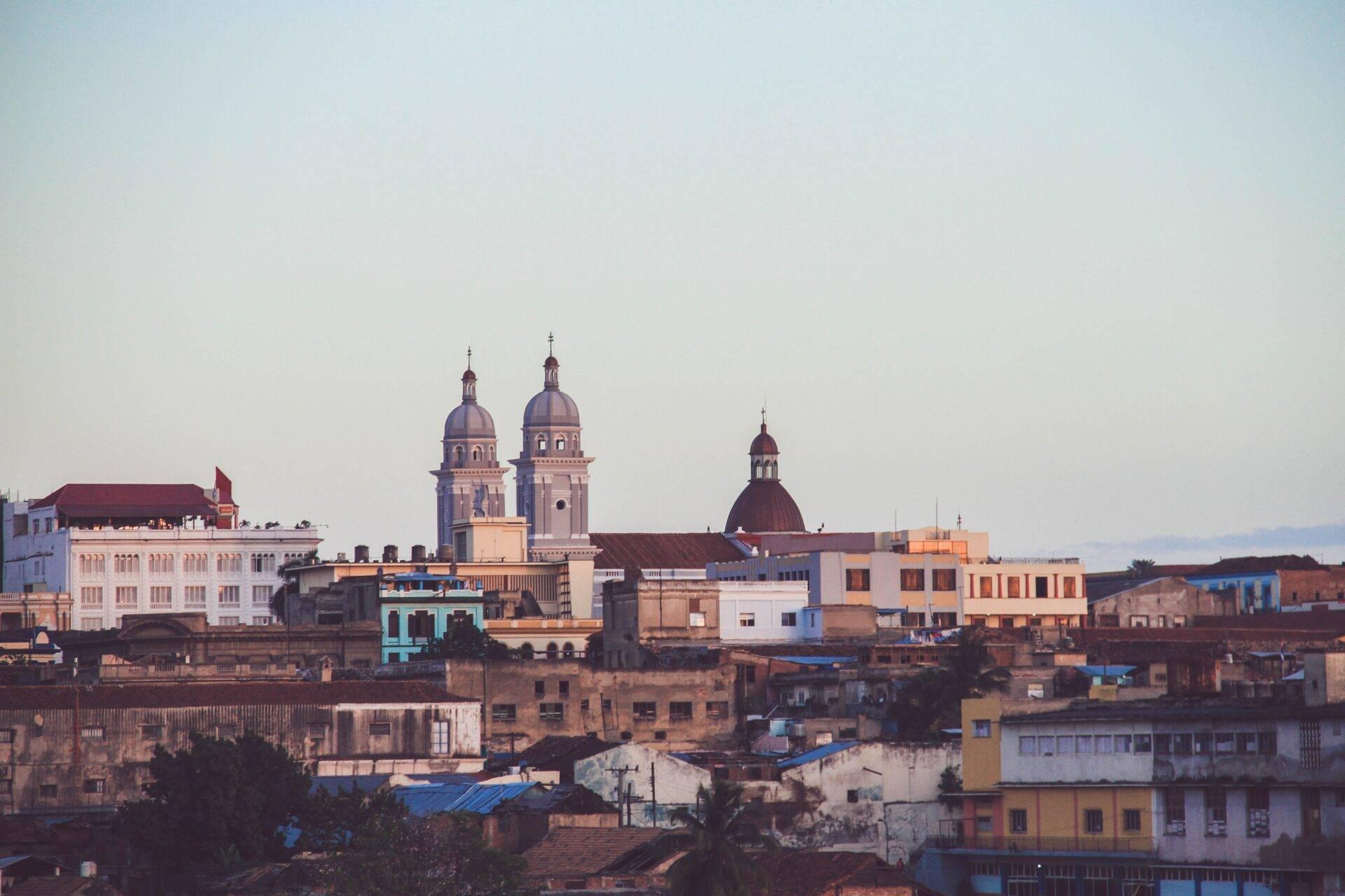 Vue panoramique d’une ville côtière colorée avec églises aux dômes bleus dominants l’architecture coloniale