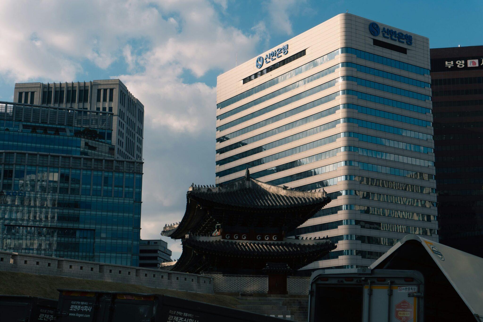Contraste entre architecture traditionnelle coréenne et gratte-ciel modernes dans le centre urbain de Séoul
