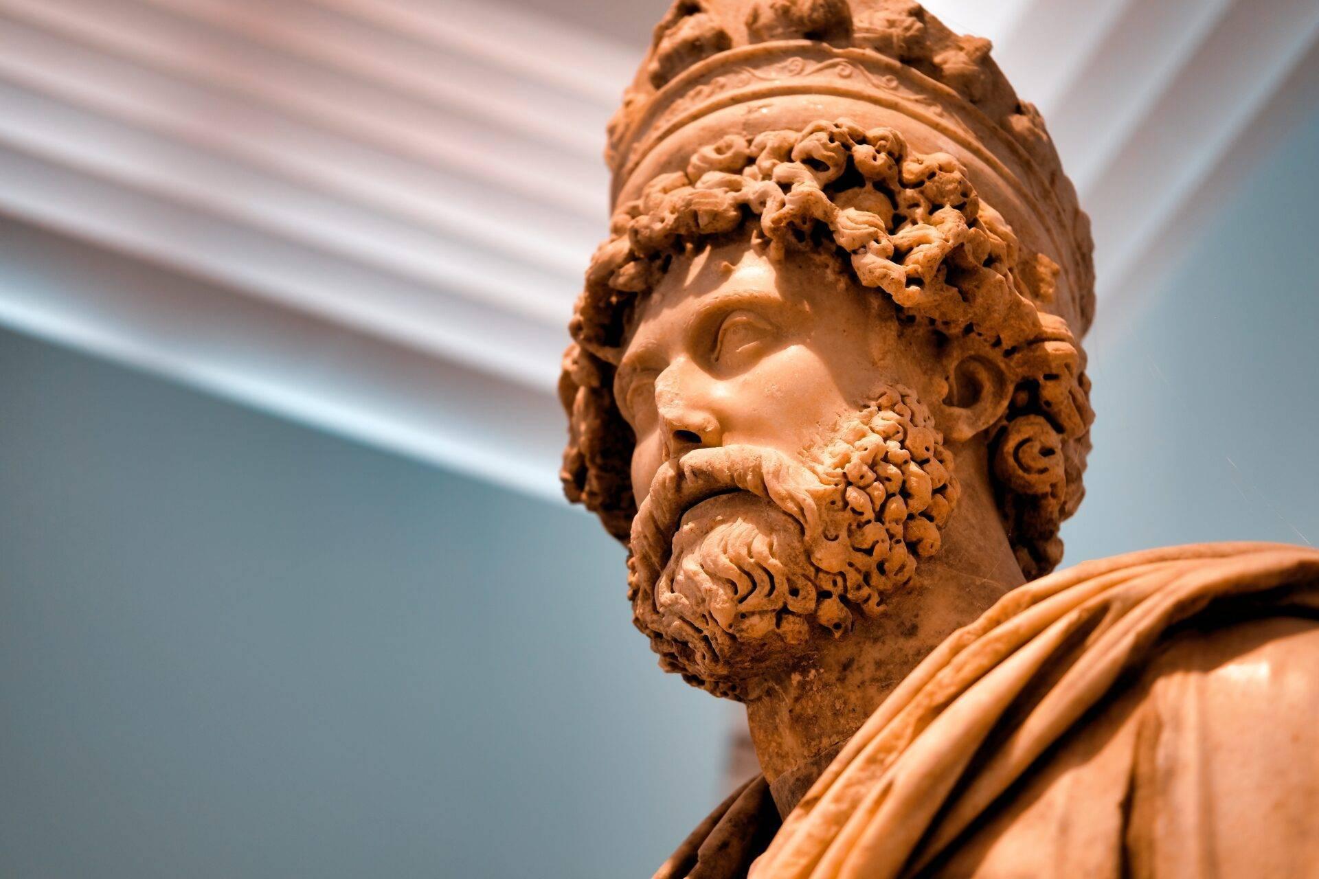 Détail d’une sculpture en terracotta représentant un homme barbu à l’antique, exposée dans un musée