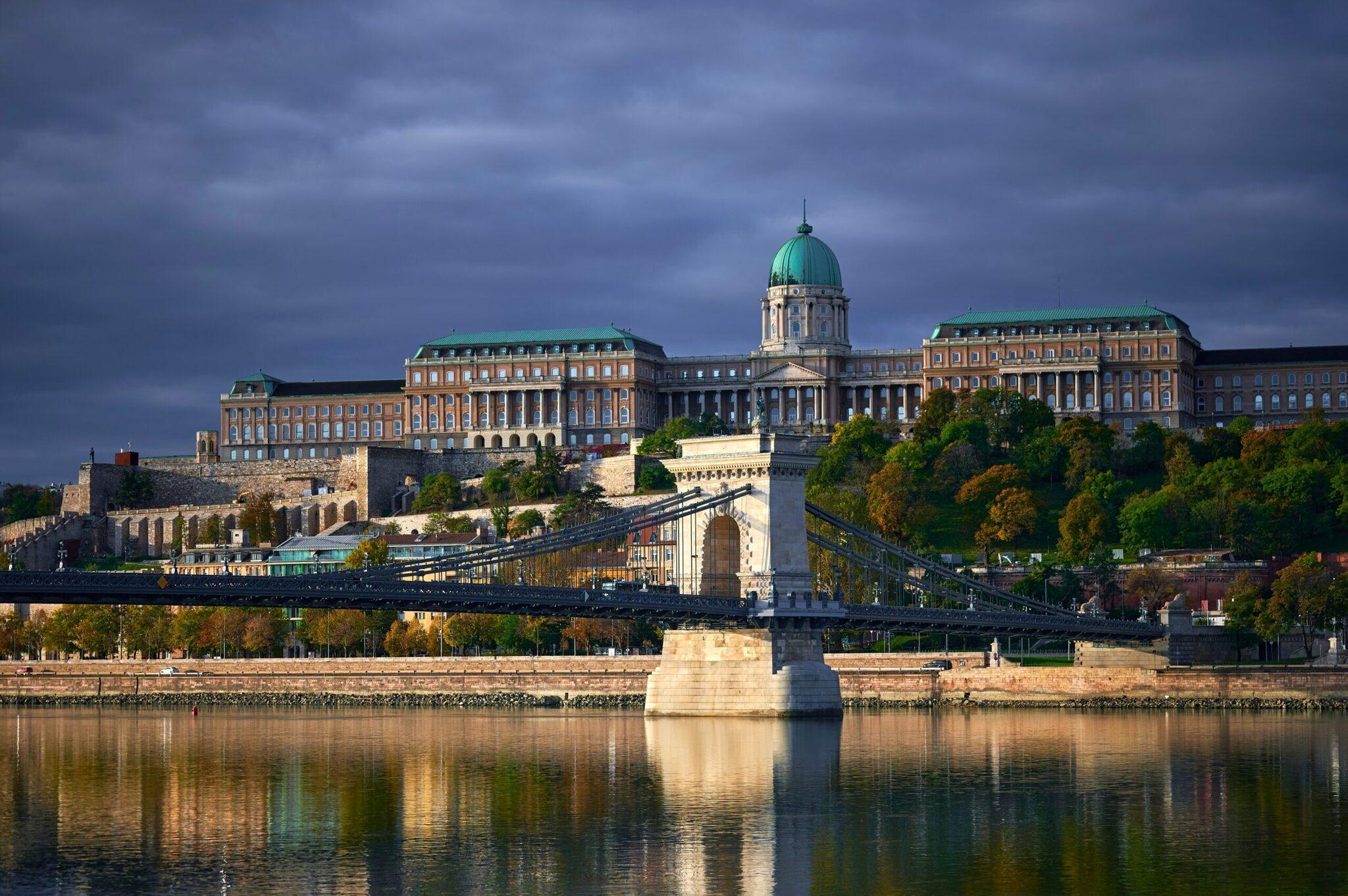 Vue du château sur la colline dominant le Danube avec pont de chaînes et bâtiments historiques en arrière-plan