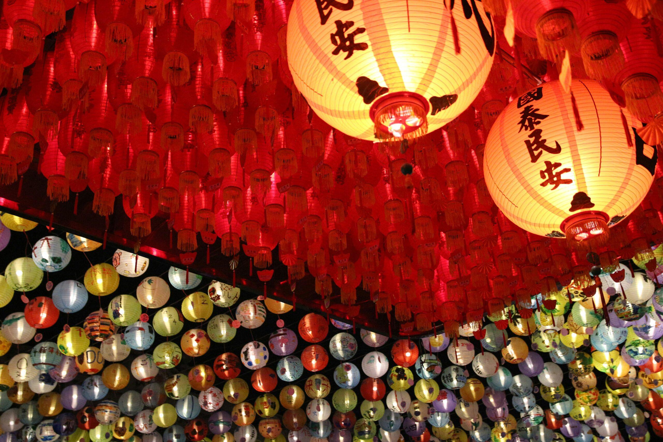 Milliers de lanternes lumineuses s’élevant dans le ciel nocturne lors du Festival des Lanternes de Pingxi à Taïwan