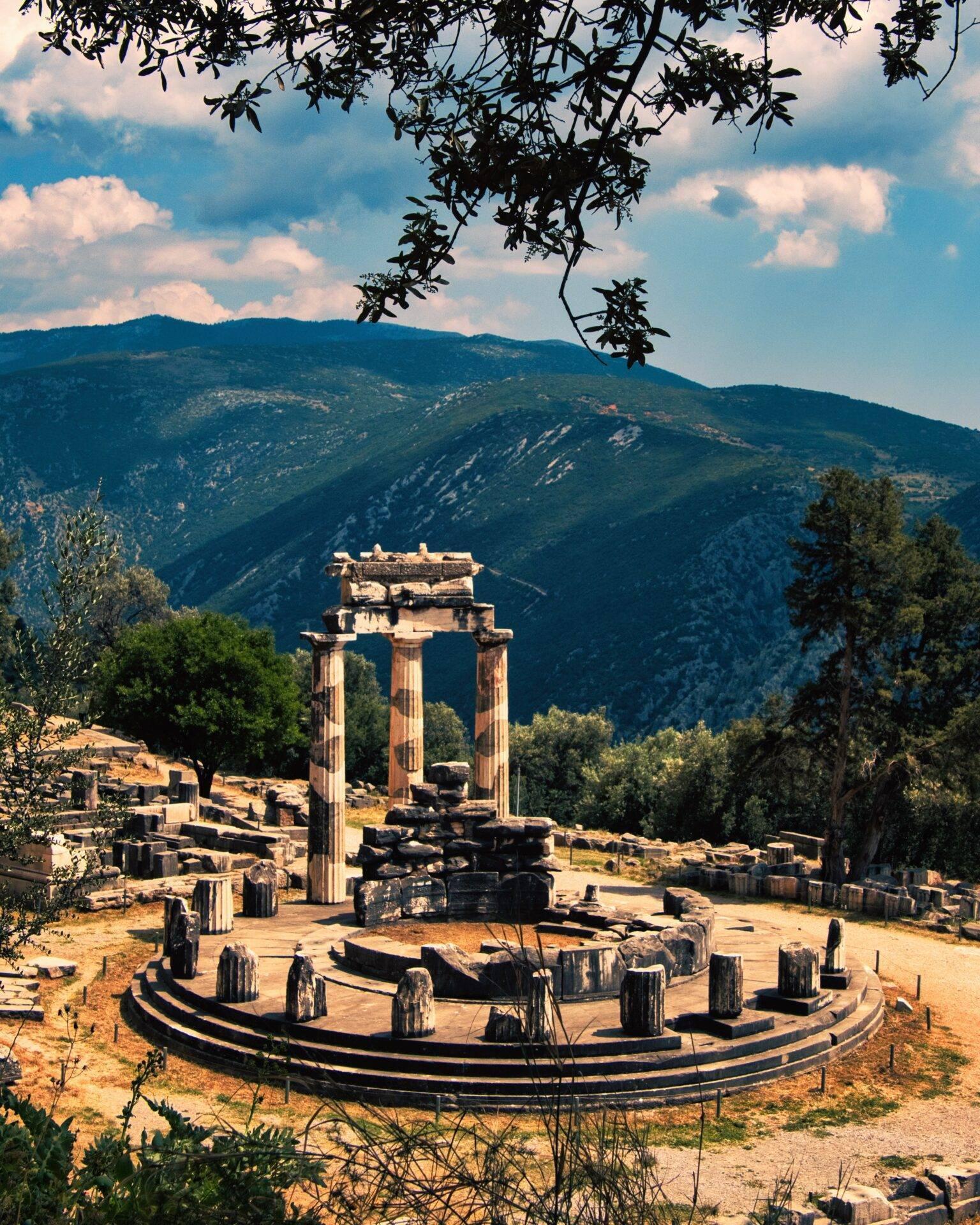 Les ruines d’un temple grec antique avec colonnes doriques dans un paysage montagneux méditerranéen sous ciel bleu