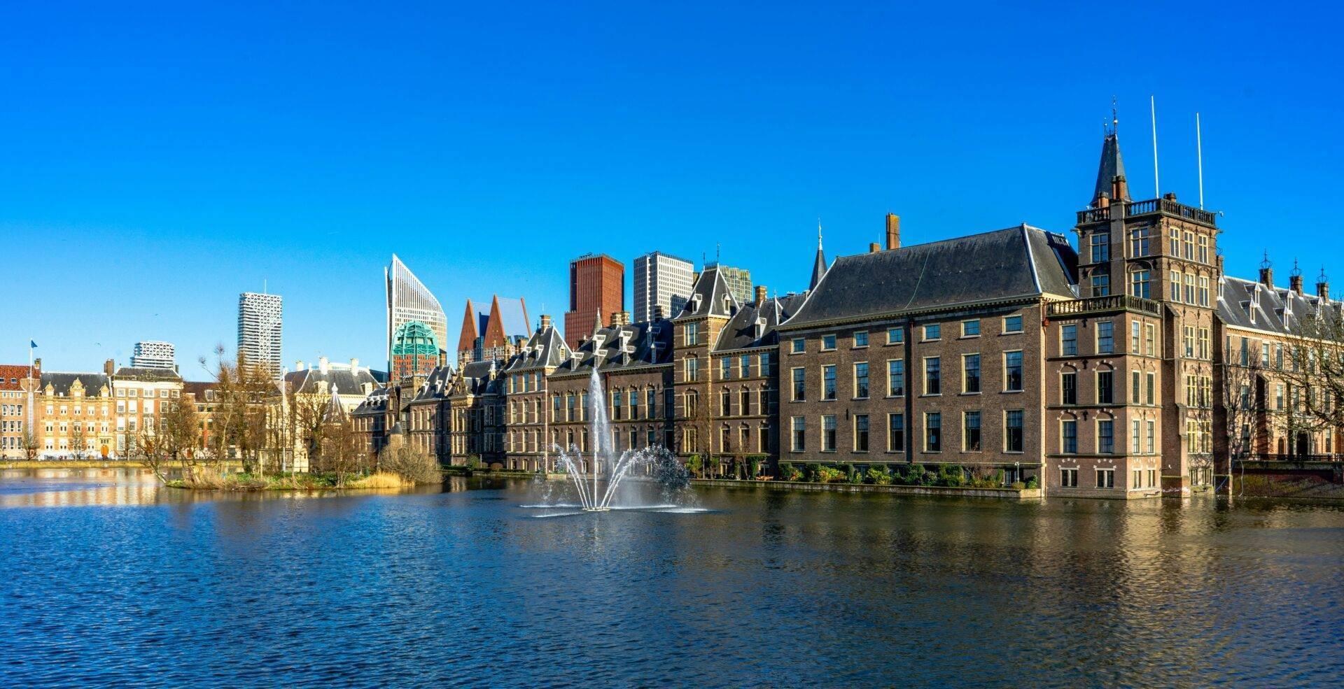 Vue panoramique d’une ville néerlandaise avec ses élégants bâtiments historiques bordant un canal et une fontaine