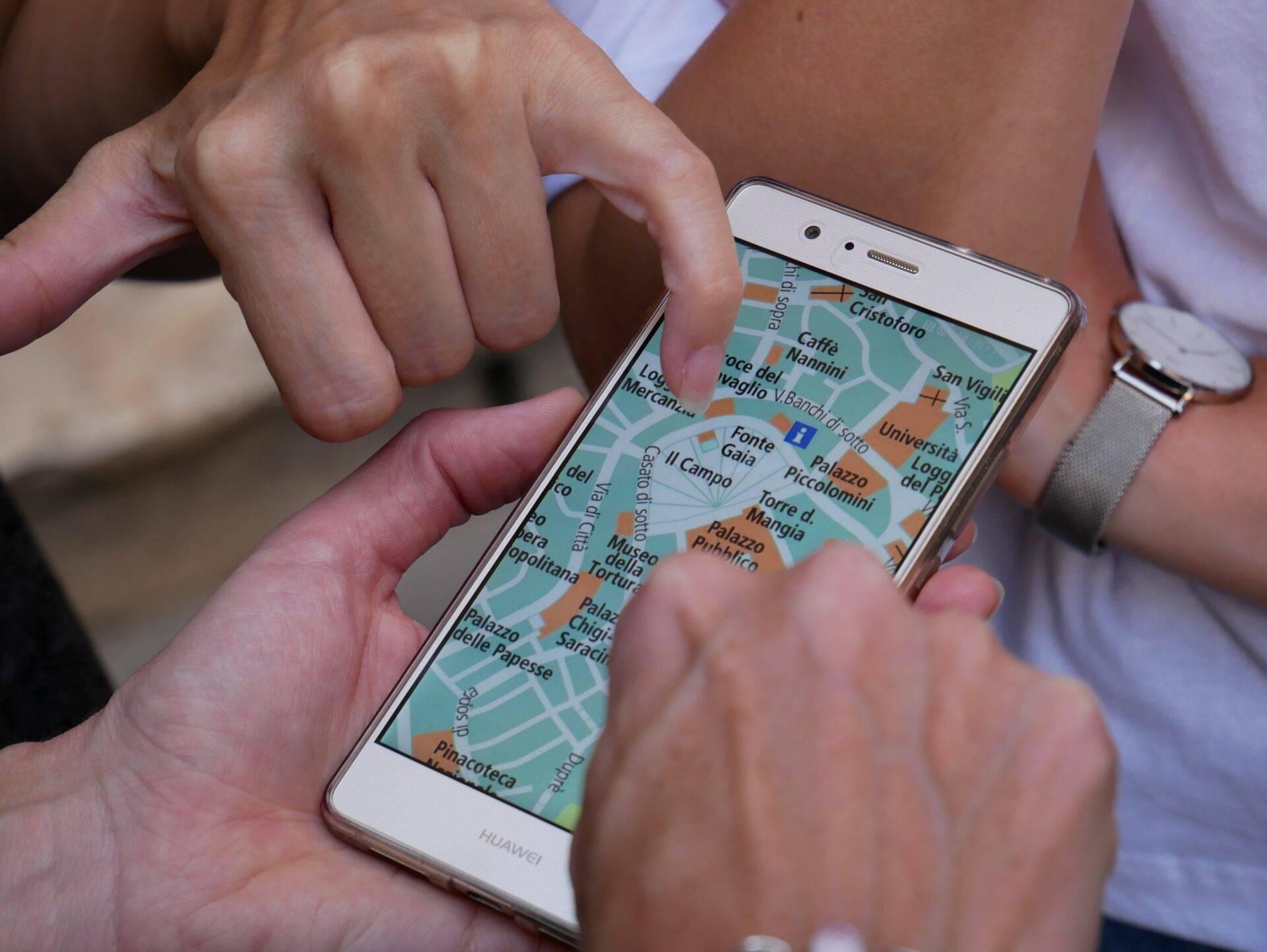 Randonneur consultant des cartes hors ligne Maps.me sur son smartphone en pleine nature, sans connexion internet