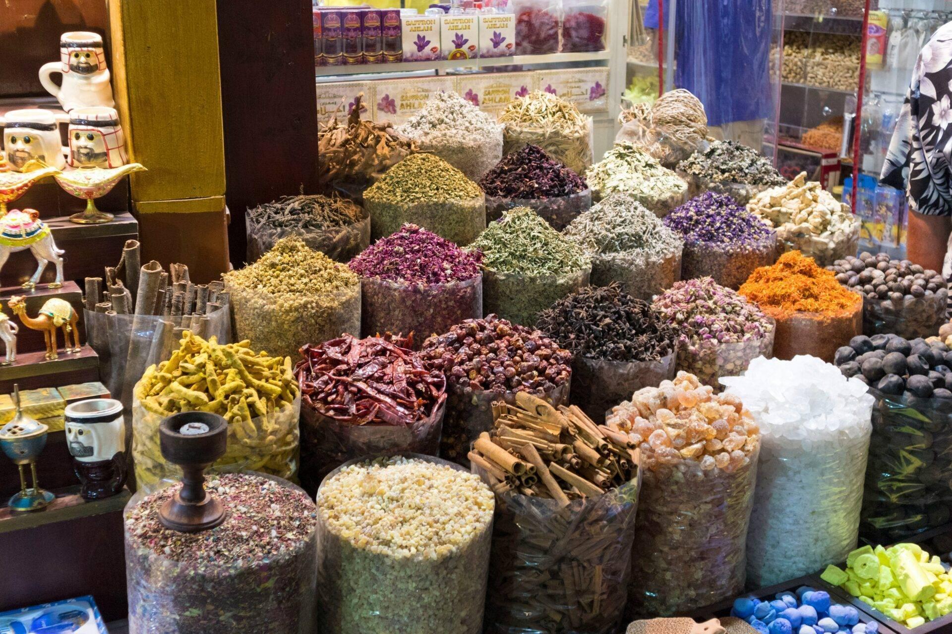 Étalage coloré d’épices et de plantes aromatiques séchées dans un souk traditionnel du Moyen-Orient