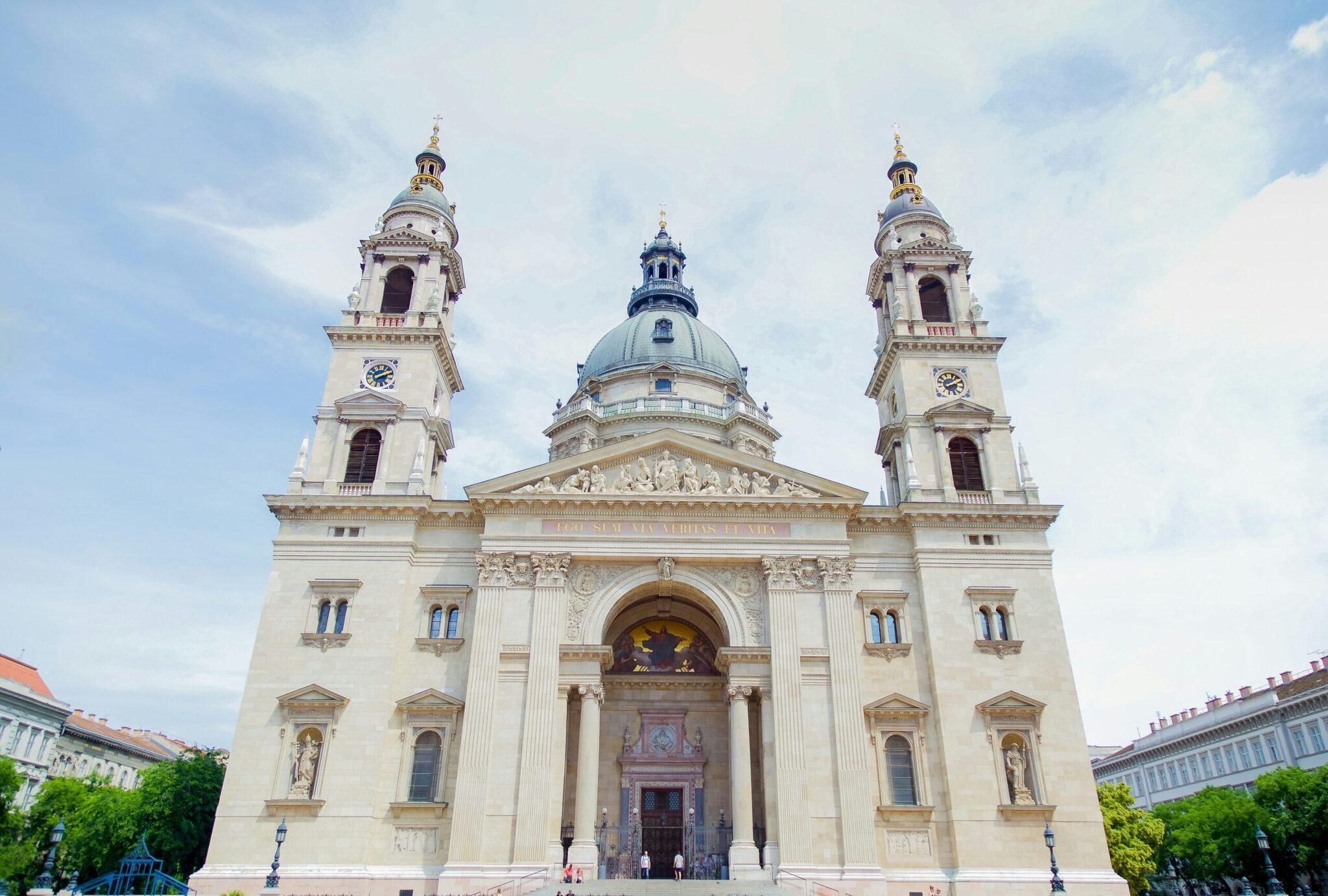 Façade majestueuse d’une basilique néoclassique avec dôme bleu et deux tours blanches symétriques