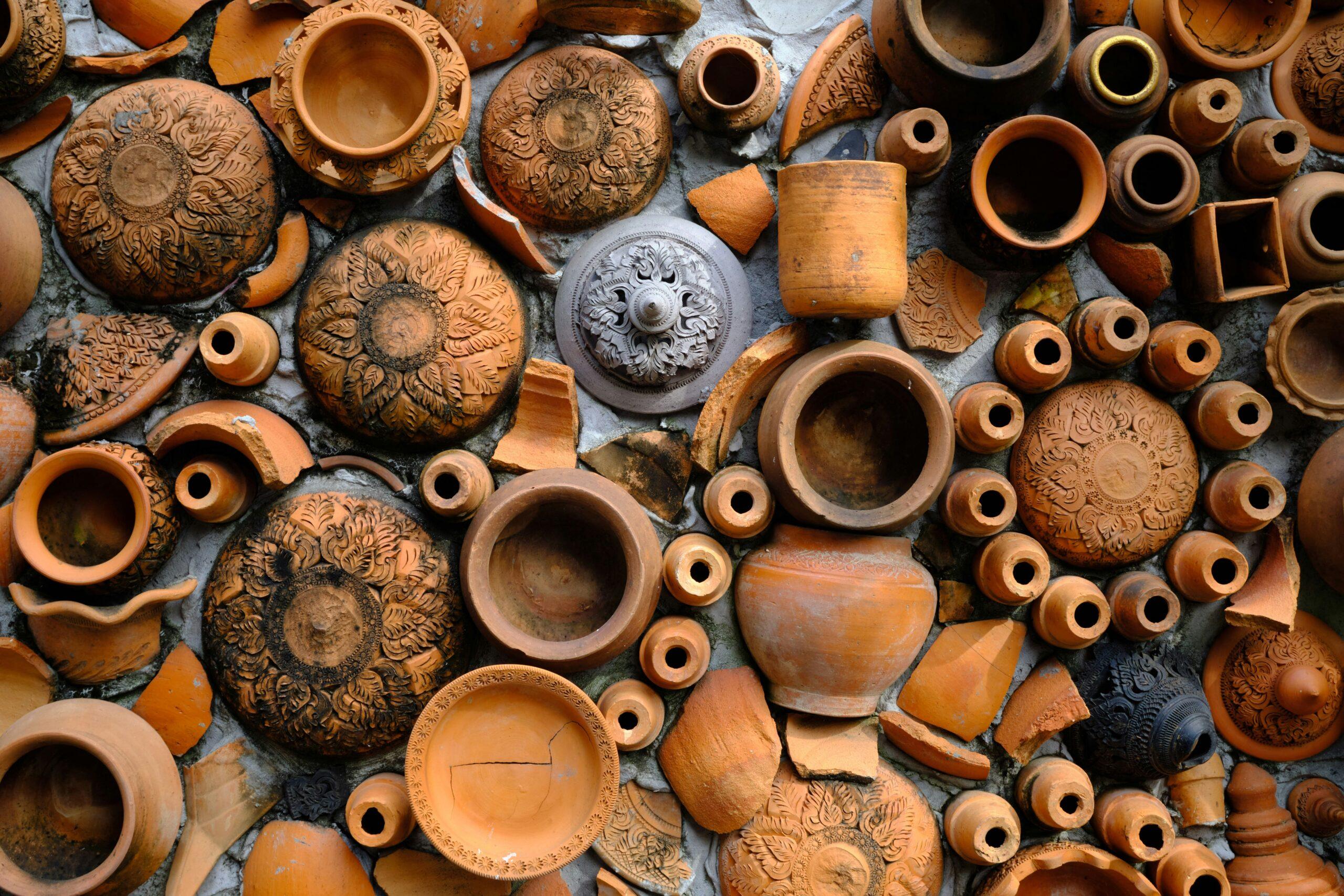 Collection de poteries et céramiques artisanales traditionnelles, vases ornementés et bols en terre cuite